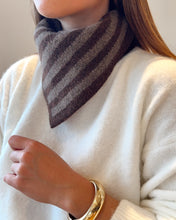 Charger l'image dans la galerie, ECHARPE RAYÉ TAUPE ET CHOCOLAT